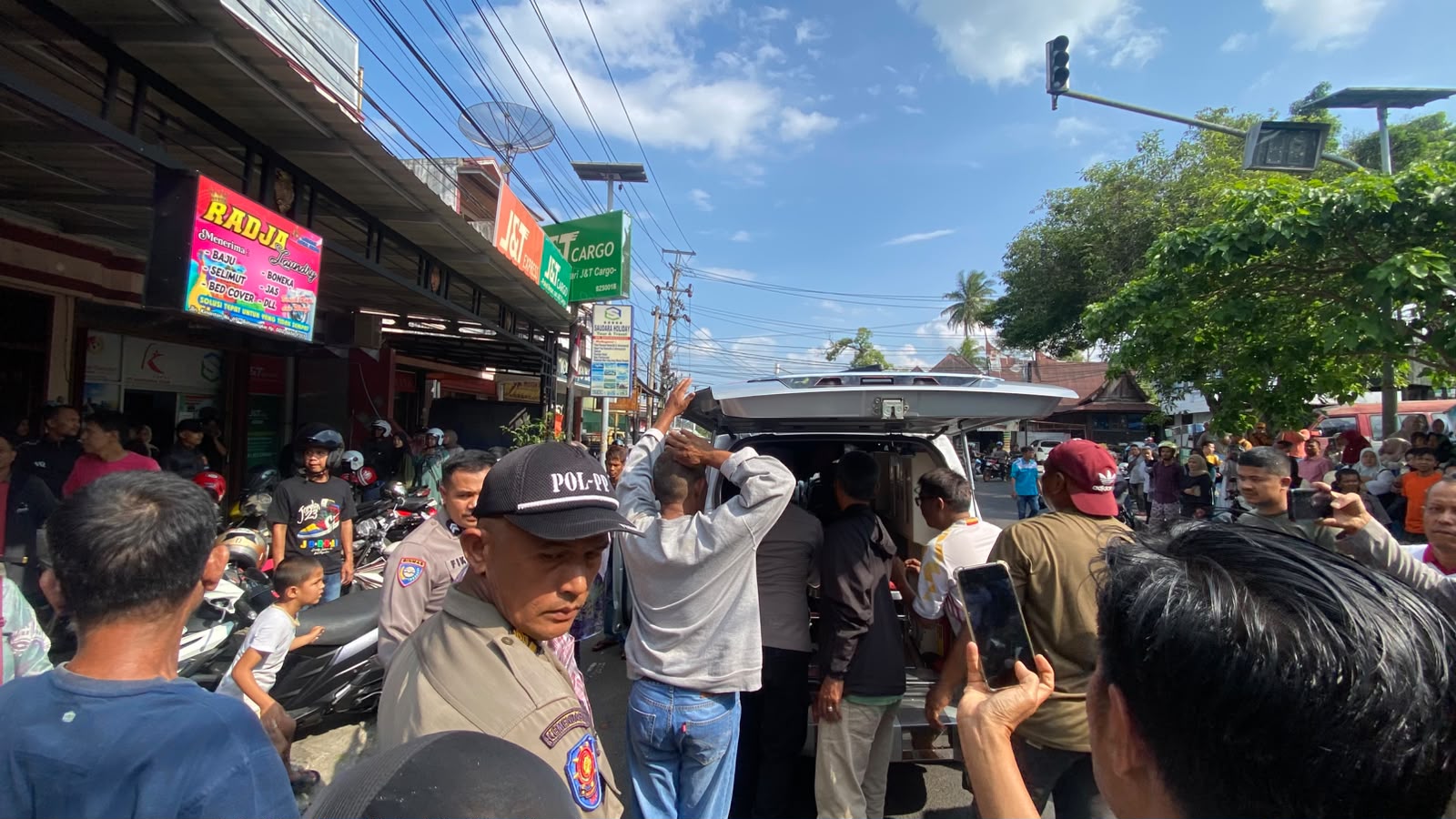 Jasad korban dibawa ke RSUD Ali Hanafiah untuk menjalani pemeriksaan medis.